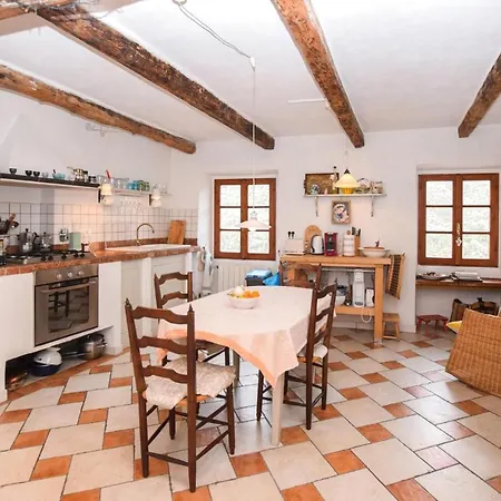 Pet Friendly In With Kitchen *