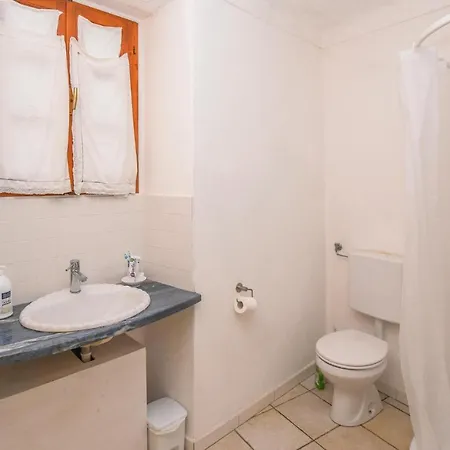 Pet Friendly In With Kitchen *